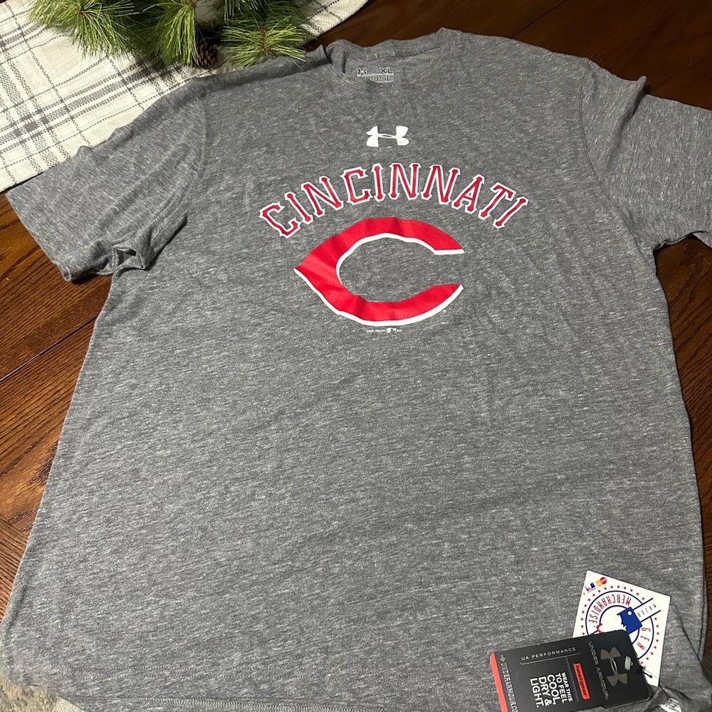 NWT men’s Under Armour Cincinnati Reds heat gear t-shirt xl